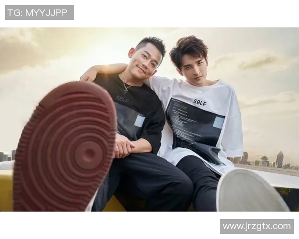 苏醒与足球明星亲密合影高清展示尽显运动魅力与友谊温暖